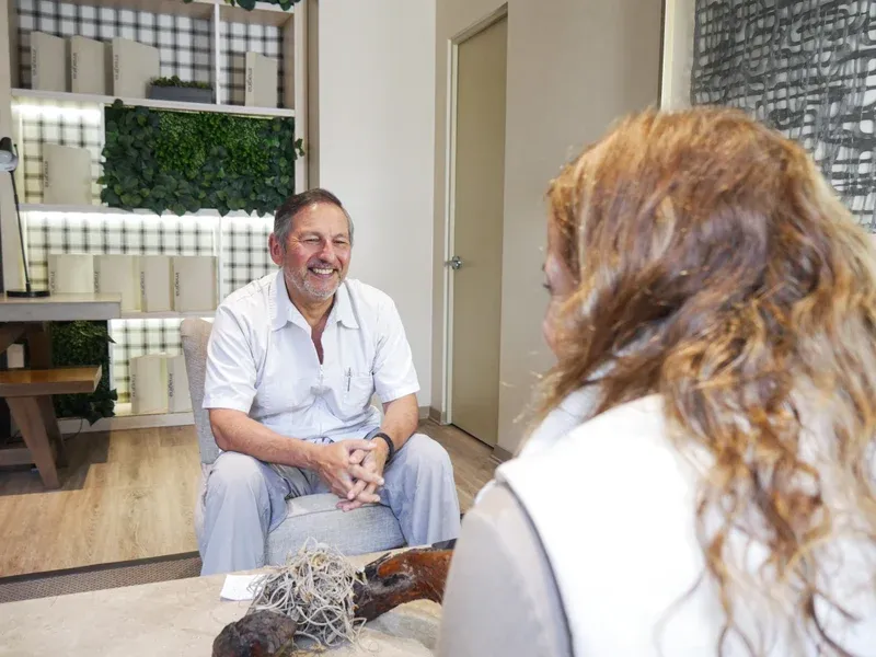 Dr. Óscar Barriga conversando con una paciente durante la consulta