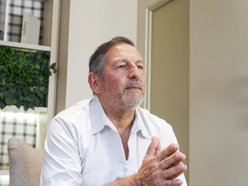 Dr. Óscar Barriga escuchando atentamente durante una conversación médica