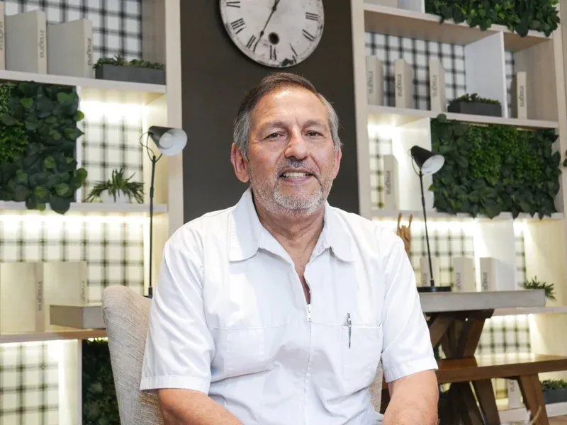 Dr. Óscar Barriga sentado en el espacio de atención del consultorio