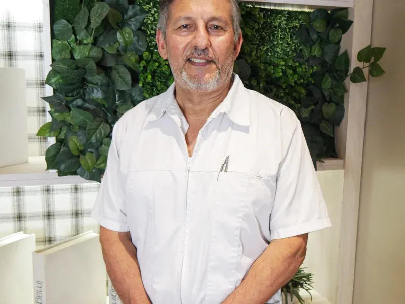 Retrato profesional del Dr. Óscar Barriga en el consultorio