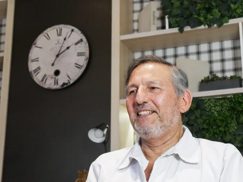 Primer plano del Dr. Óscar Barriga durante una conversación