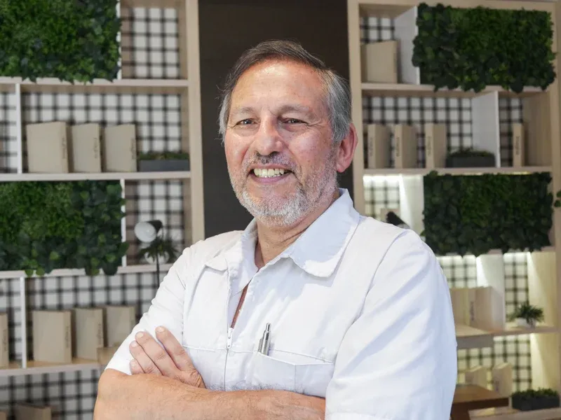 Retrato del Dr. Óscar Barriga con los brazos cruzados